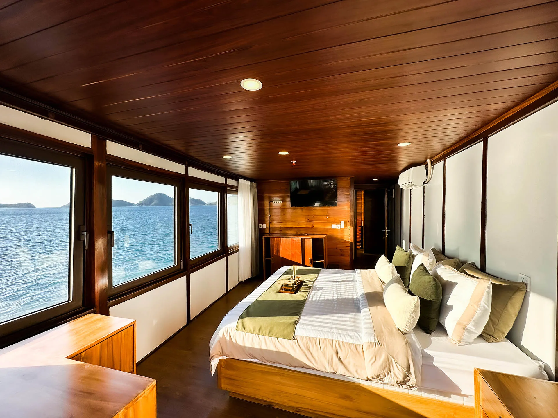 Bedroom_2_Mansard Cabin_Neptune