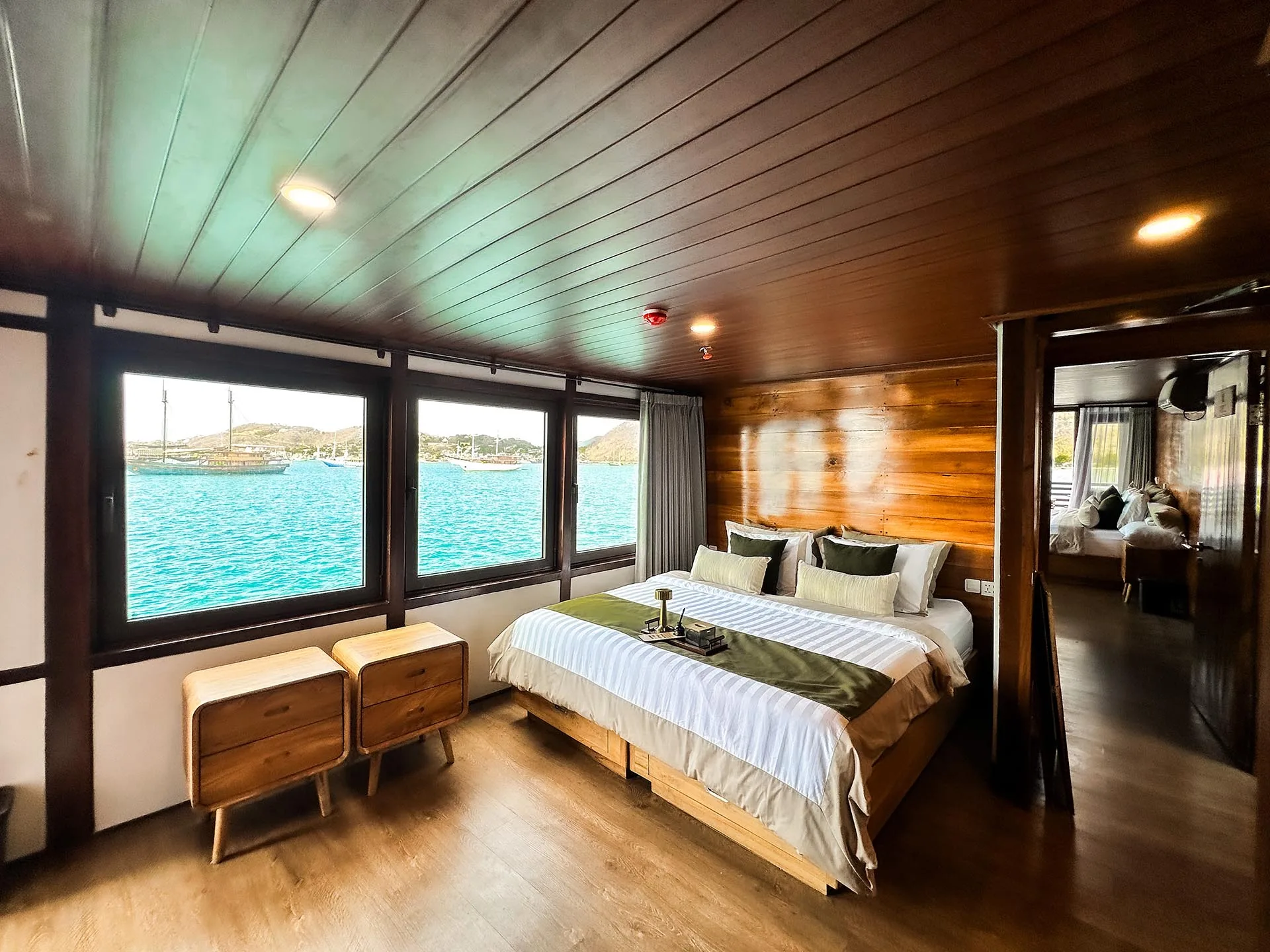 Bedroom_Junior Suite Cabin_Neptune