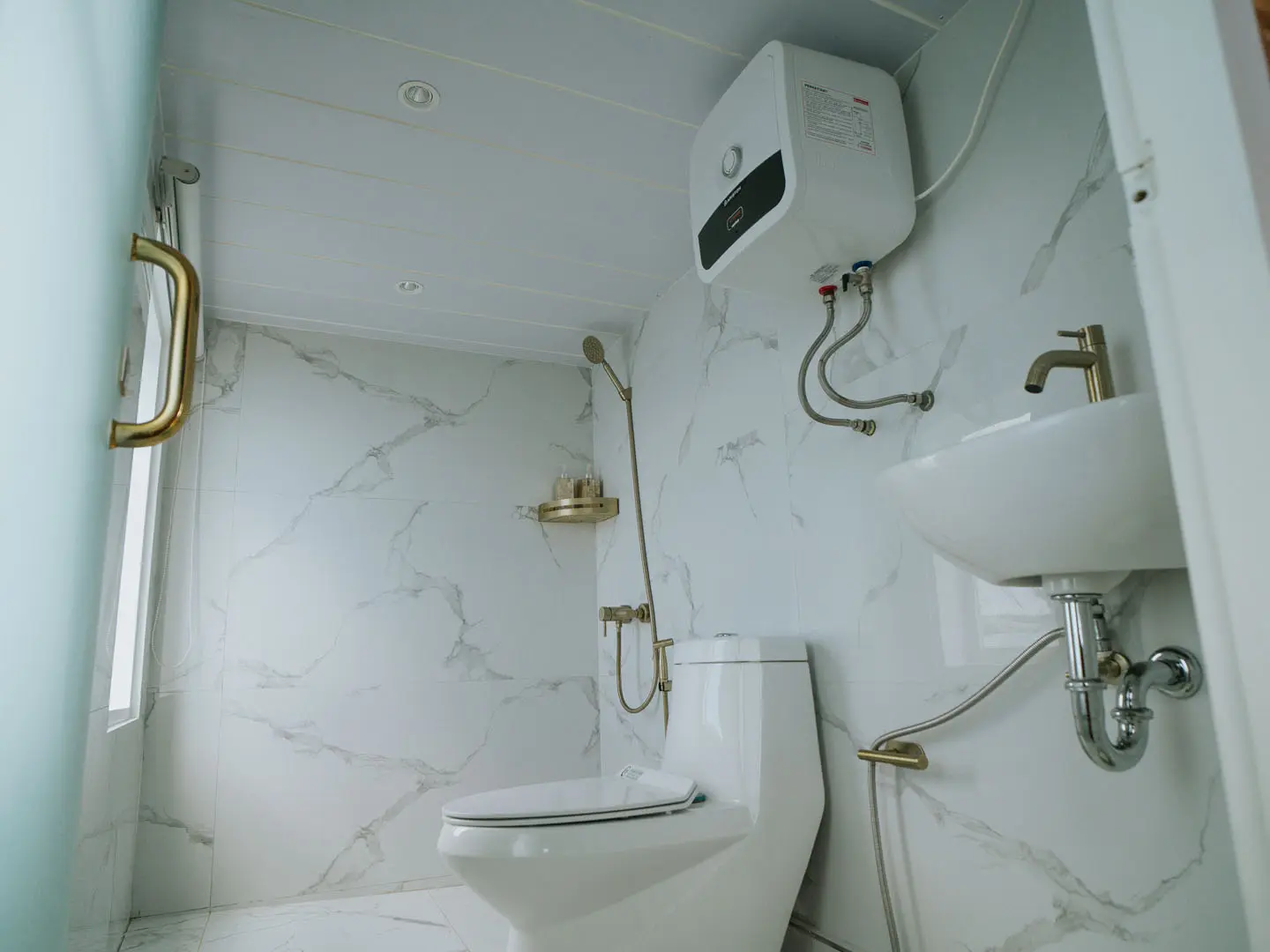 Master Room Bathroom - a