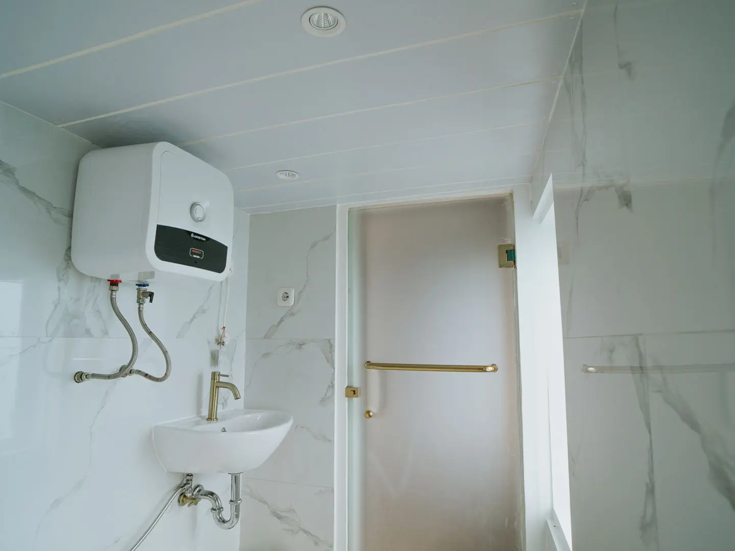 Master Room Bathroom - b