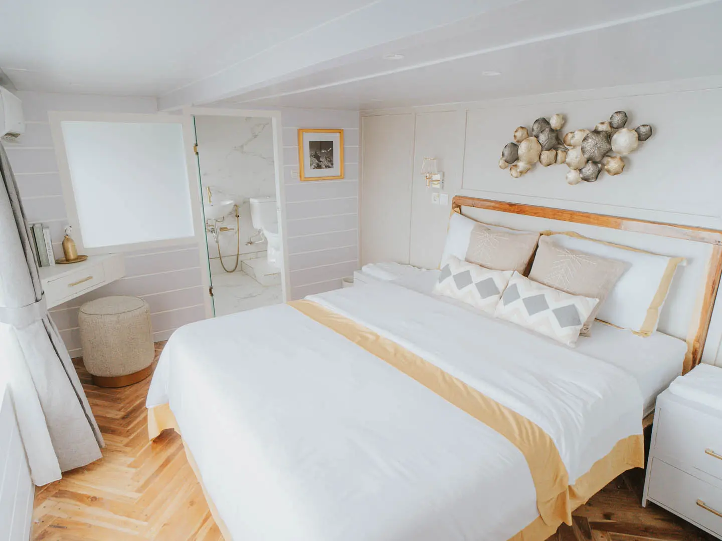 Suite Room Bedroom - b