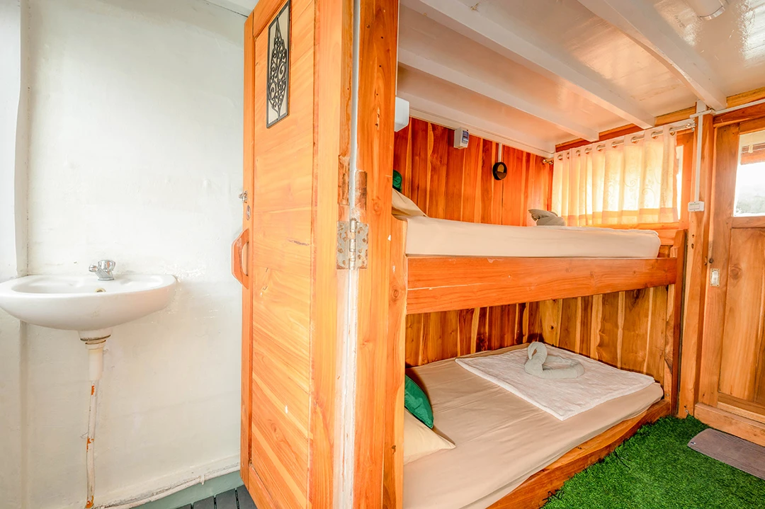 Bathroom 1_Sharing Cabin 6_Dahayu