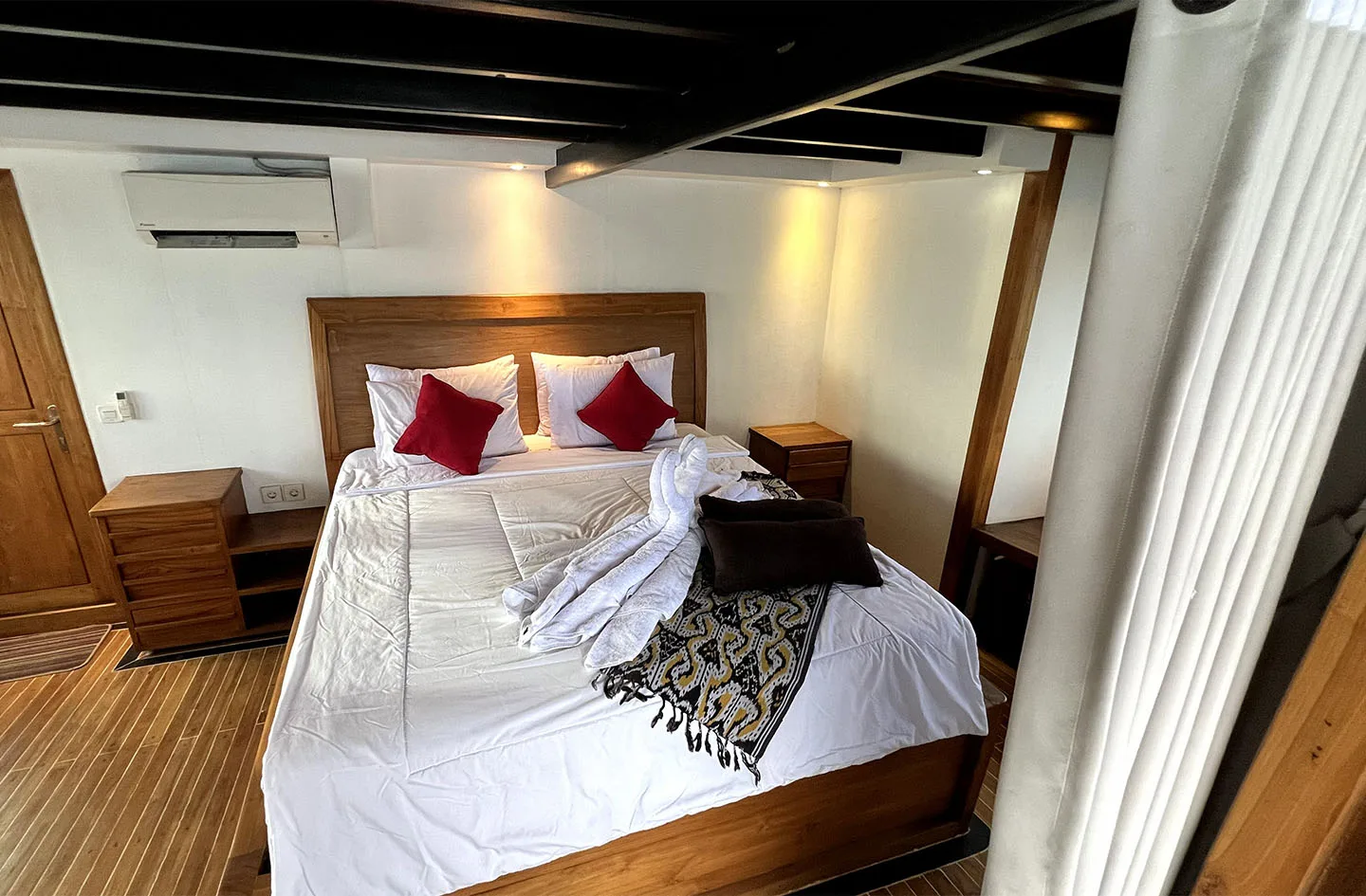 Bedroom 2_Suite Cabin_Panrita Liveaboard