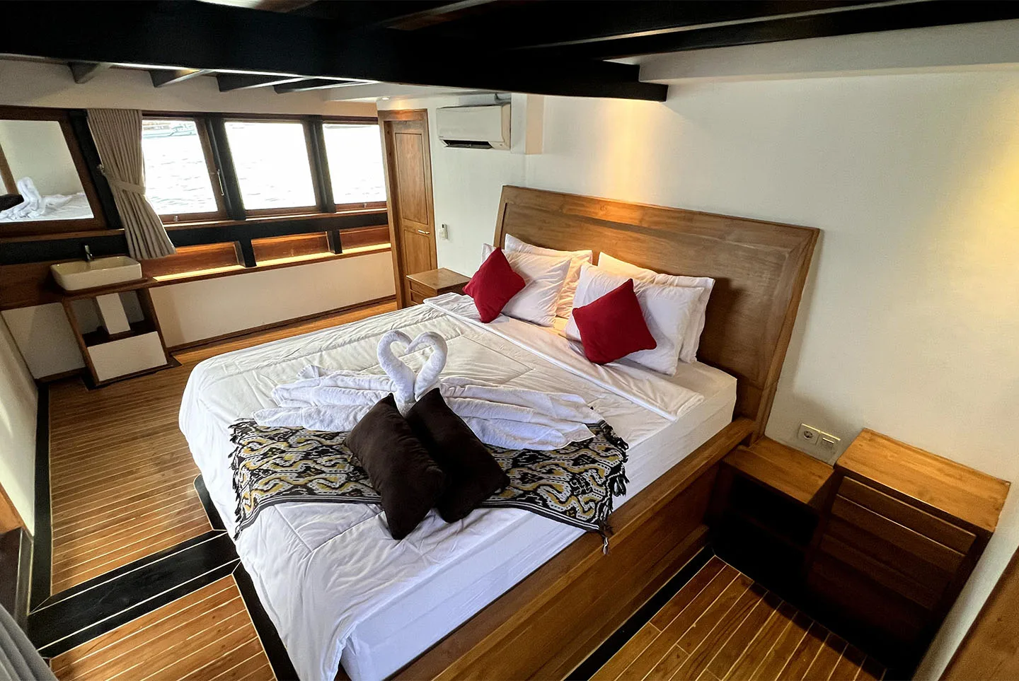 Bedroom 4_Suite Cabin_Panrita Liveaboard
